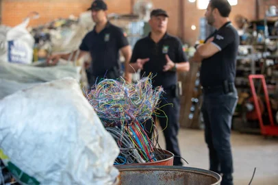 Operação contra furto e receptação de fios e cabos furtados. Houve apreensão de material, armas e munição em Caxias do Sul e Farroupilha. Na foto, local em Farroupilha. <!-- NICAID(15704468) -->