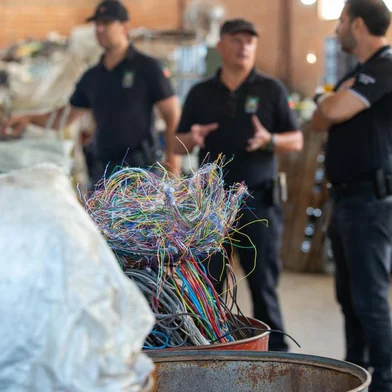 Operação contra furto e receptação de fios e cabos furtados. Houve apreensão de material, armas e munição em Caxias do Sul e Farroupilha. Na foto, local em Farroupilha. <!-- NICAID(15704468) -->