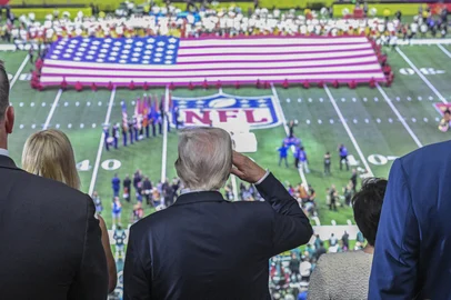 Super Bowl LIX between the Kansas City Chiefs and the Philadelphia Eagles - GameUS President Donald Trump salutes as the national anthem is played before the start of Super Bowl LIX between the Kansas City Chiefs and the Philadelphia Eagles at Caesars Superdome in New Orleans, Louisiana, February 9, 2025. (Photo by ROBERTO SCHMIDT / AFP)Editoria: SPOLocal: New OrleansIndexador: ROBERTO SCHMIDTSecao: American footballFonte: AFPFotógrafo: STF<!-- NICAID(15972785) -->