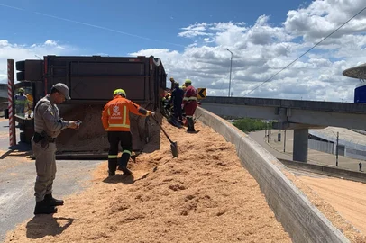 Caminhão carregado de serragem tombou na alça de acesso da freeway para a Rodovia do Parque, em Porto Alegre<!-- NICAID(16140691) -->
