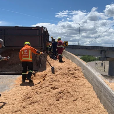 Caminhão carregado de serragem tombou na alça de acesso da freeway para a Rodovia do Parque, em Porto Alegre<!-- NICAID(16140691) -->