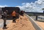 Carreta carregada de serragem tomba e deixa mulher soterrada no acesso à BR-448, em Porto Alegre