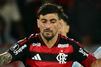 Flamengo's Uruguayan midfielder #10 Giorgian de Arrascaeta (C) and Racing's midfielder #36 Bruno Zuculini fight for the ball past Flamengo's Italian midfielder #21 Jorginho during the Copa Libertadores semifinal first leg football match between Brazil's Flamengo and Argentina's Racing at the Maracana stadium in Rio de Janeiro, Brazil on October 22, 2025. (Photo by Pablo PORCIUNCULA / AFP)<!-- NICAID(16152142) -->