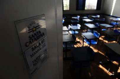 CAXIAS DO SUL, RS, BRASIL, 27/07/2022. A Escola Estadual de Ensino Médio Santa Catarina está sem energia elétrica desde o último sábado (23), devido ao furto de cabos na parte externa do prédio. (Bruno Todeschini/Agência RBS)<!-- NICAID(15159443) -->