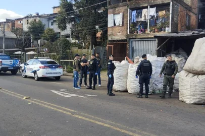 Dupla é presa por receptação de hidrômetros na Rua Cristóforo Randon, em Caxias.<!-- NICAID(16078289) -->