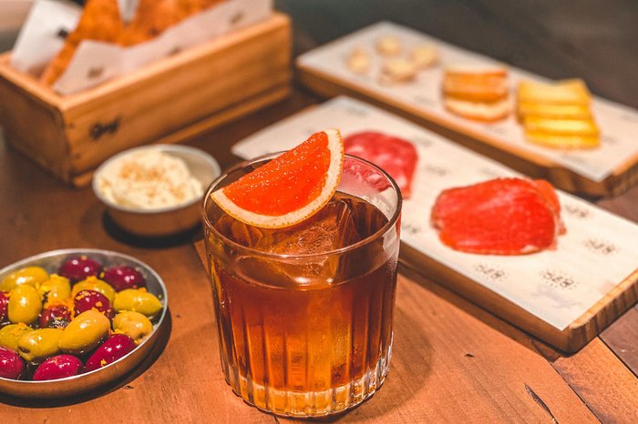 5 bares para saborear bons drinks no Mercado Novo