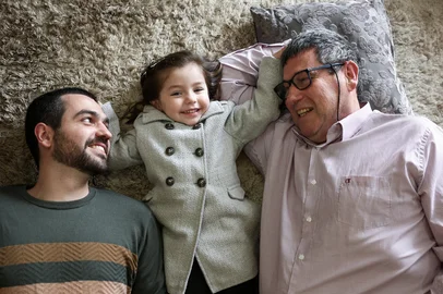 + DIA DOS PAIS_ Pais de diferentes gerações debatem as diferenças na criação dos filhos e os desafios da paternidade. Nas imagens, Daniel Resler, 31, Helena Cesar Resler, 3, e Jaime Resler, 68. Pai, filha, e avô.<!-- NICAID(16096422) -->