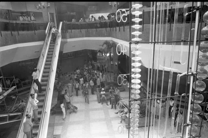 Shopping Center Iguatemi de Porto Alegre, em fase de finalização, um dia antes da inauguração.Foto de 12/04/1983.Abertura oficial foi em 13/04/1983.Na foto: Relógio d'água e escadas rolantes-CRÉDITO: Arivaldo Chaves, Agência RBS, 12/04/1983.-#ENVELOPE: 10573<!-- NICAID(15372524) -->