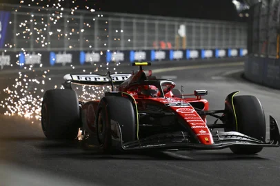 Ferrari's Spanish driver Carlos Sainz Jr., races during the second practice session for the Las Vegas Formula One Grand Prix on November 17, 2023, in Las Vegas, Nevada. (Photo by ANGELA WEISS / AFP)<!-- NICAID(15600496) -->