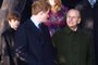-Britain's Prince Harry (2ndL) and his grandfather Prince Phillip (R) chat as they leave the Sandringham Church after the Christmas Day service for the British Royals on December 25, 2009 in London.    AFP PHOTO/ MAX NASH (Photo by MAX NASH / AFP)Editoria: HUMLocal: LondonIndexador: MAX NASHSecao: peopleFonte: AFP<!-- NICAID(14753942) -->