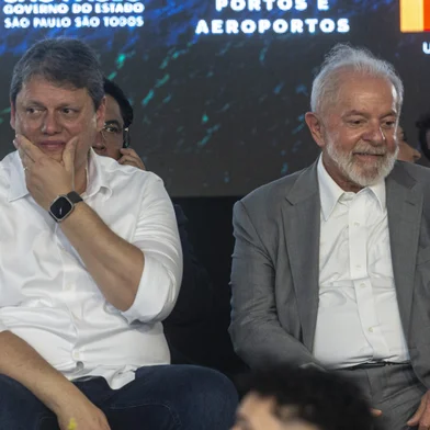 Lula critica ideia de privatizar o Porto de Santos e diz que governo fará mais que empresáriosSP - TARCÍSIO/SP/TÚNEL SANTOS-GUARUJÁ/LULA - POLÍTICA - O presidente Luiz Inácio Lula da Silva     (d) e o governador de São Paulo,     Tarcísio de Freitas (Republicanos)(e),      na cerimônia em comemoração aos 132   anos do Porto de Santos e Anúncio de   Investimentos no Túnel Submerso     Santos-Guarujá, em Santos, no litoral     sul de São Paulo (SP), na manhã desta     sexta-feira (2). Lula criticou a       possibilidade de privatização do Porto       de Santos, bandeira defendida por     Tarcísio. De acordo com o petista, o     governo federal irá mostrar que fará     mais do que qualquer empresário no     complexo portuário do litoral paulista.     02/02/2024 - Foto: TABA BENEDICTO/ESTADÃO CONTEÚDOEditoria: POLÍTICALocal: SANTOSIndexador: TABA BENEDICTOFotógrafo: ESTADÃO CONTEÚDO<!-- NICAID(15668502) -->