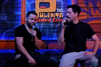 Os artistas Diogo Severo e Rui Barbosa criaram a primeira casa de comédia de Caxias do Sul, o Polenta Comedy Club, que está fazendo sucesso e tem trazido grandes nomes do humor nacional para se apresentar na cidade. Os dois, que inclusive já trabalharam como metalúrgicos, colocaram a mão na massa e transformaram um pavilhão da Rua Marechal Floriano no espaço de stand-up, com a utilização de materiais recicláveis e itens de ferro-velho.FOTO: Rui Barbosa (E) e Diogo Severo (D) <!-- NICAID(15728316) -->