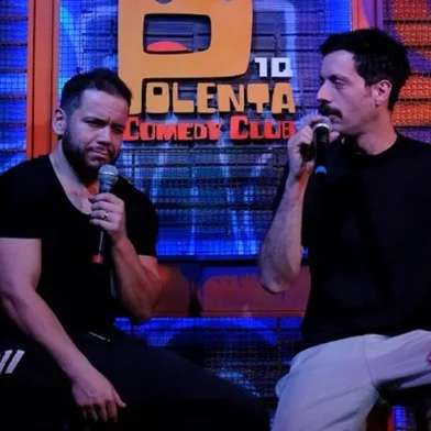 Os artistas Diogo Severo e Rui Barbosa criaram a primeira casa de comédia de Caxias do Sul, o Polenta Comedy Club, que está fazendo sucesso e tem trazido grandes nomes do humor nacional para se apresentar na cidade. Os dois, que inclusive já trabalharam como metalúrgicos, colocaram a mão na massa e transformaram um pavilhão da Rua Marechal Floriano no espaço de stand-up, com a utilização de materiais recicláveis e itens de ferro-velho.FOTO: Rui Barbosa (E) e Diogo Severo (D) <!-- NICAID(15728316) -->