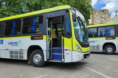 Os trabalhadores rodoviários de Rio Grande aceitaram no começo da manhã desta quarta-feira (14) a proposta apresentada pela Transpessoal, que presta o serviço de transporte coletivo no município, encaminhada na tarde de terça (13) após audiência de conciliação. A greve da categoria, que começou na madrugada de segunda-feira (12), chegou ao fim com a volta de 100% da frota dos ônibus às 7h07min desta quarta.<!-- NICAID(16036478) -->