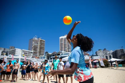 TORRES, RS, BRASIL, 14.01.2024: O estação verão do SESC promove oficina de voleibol com a campeã olímpica Fernanda Garay. Foto: Camila Hermes/Agencia RBS<!-- NICAID(15649819) -->