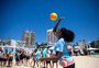 Medalhista olímpica Fernanda Garay joga vôlei com veranistas no Litoral Norte