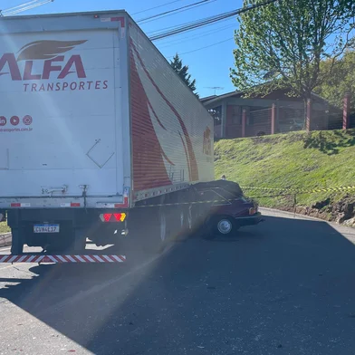 Homem morre em colisão entre carro e caminhão na RS-122, em Caxias do Sul<!-- NICAID(16132333) -->