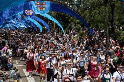 SANTA CRUZ DO SUL, 13.10.2024: Oktoberfest de Santa Cruz do Sul. Desfile reúne cerca de 6mil pessoas. Fotos: Duda Fortes / Agência RBS<!-- NICAID(15889534) -->