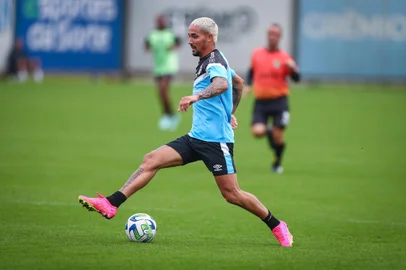 RS - FUTEBOL/ TREINO GREMIO 2023 - ESPORTES - Jogadores do Gremio realizam treino tÃ©cnico durante a tarde desta quinta-feira, no CT Luiz Carvalho, na preparaÃ§Ã£o para a partida valida pelo Campeonato Brasileiro 2023. FOTO: LUCAS UEBEL/GREMIO FBPANa foto: Jhonata Robert com a bola<!-- NICAID(15535596) -->