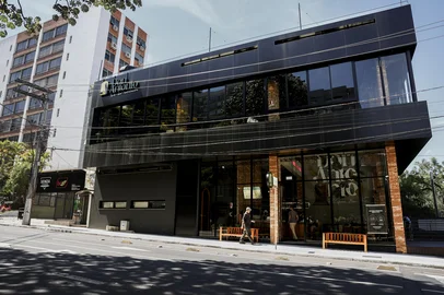 Duda Fortes / Agencia RBS PORTO ALEGRE, RS, BRASIL, 16-12-2025: ESQUELETÃO BOM FIM: Prédio na esquina ruas Felipe Camarão e Vasco da Gama está pronto para ser inaugurado, após ter ficado vários anos com a obra interrompida. Empreendimento abrigará restaurante de três andares. Fotos: Duda Fortes/Agencia RBS<!-- NICAID(16187616) -->