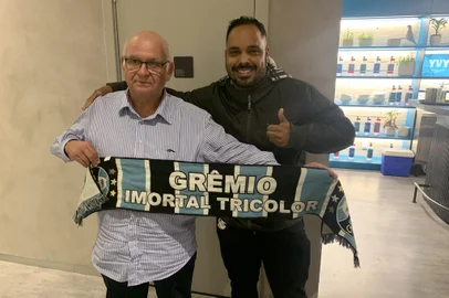 Torcedor gremista Márcio Elias e o presidente Romildo Bolzan Júnior em Minas Gerais. <!-- NICAID(14940352) -->