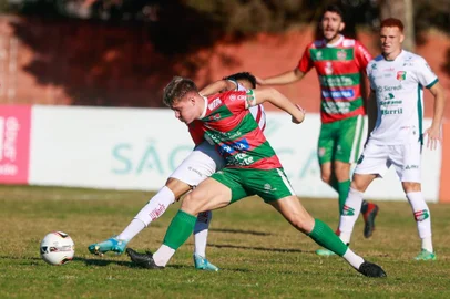 No Estádio das Castanheiras o Brasil de Farroupilha foi implacável e derrotou por 3 a 0 a equipe do União Frederiquense pela Divisão de Acesso<!-- NICAID(15447349) -->