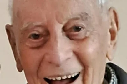 Aos 90 anos, faleceu no dia 10 de junho, em Porto Alegre, Rubem Ferreira Scheffer, leitor assíduo e assinante de Zero Hora há décadas. Iniciou a carreira profissional nas Indústrias Renner e, na sequência, foi para a Casa Dico, onde trabalhou por 37 anos até se aposentar. Atuou, ainda, por mais 37 anos como corretor de seguros.<!-- NICAID(16060330) -->