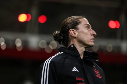 PORTO ALEGRE, RS, BRASIL, 17-08-2025: Inter e Flamengo se enfrentam pela 20ª rodada do Brasileirão 2025. Será o segundo confronto de uma sequência de três jogos seguidos entre as equipes. Na imagem, o técnico do Flamengo, Filipe Luís. Foto: Duda Fortes/Agencia RBS<!-- NICAID(16103609) -->