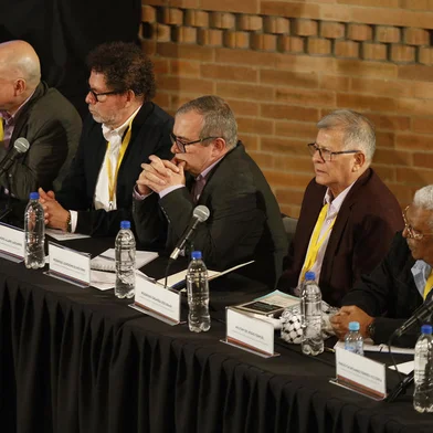 Former members of the FARC-EP (L-R) Julian Gallo, aka Carlos Antonio Lozada; Jose Lisandro Lascarro, aka Pastor Alape; Rodrigo Londono, aka Timochenko; Ricardo Gonzalez, aka Rodrigo Granda, and Milton de Jesus Toncel, aka Joaquin Gomez, attend a hearing in Bogota on June 21, 2022. - "Timochenko" acknowledged his responsibility in more than 20,000 kidnappings carried out by the guerrilla in Colombia, in a hearing before the victims and the tribunal that judges the worst crimes of the Colombian conflict. (Photo by Juan Pablo Pino / AFP)Editoria: WARLocal: BogotaIndexador: JUAN PABLO PINOSecao: armed conflictFonte: AFPFotógrafo: STR<!-- NICAID(15129501) -->