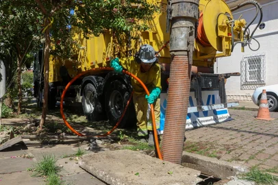 PORTO ALEGRE, RS, BRASIL - 29/04/2025 - Concluída limpeza de redes de esgotos atingidas pela enchente<!-- NICAID(16026987) -->