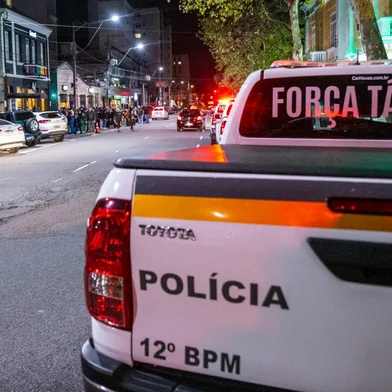 A Brigada Militar realizou, pela terceira semana seguida, uma operação policial no Largo da Estação Férrea, em Caxias do Sul. A atividade policial no último sábado (24) teve mais uma vez o objetivo de impedir atividades ilegais no local, além de garantir mais segurança aos moradores da região. Desta vez, 128 pessoas e 38 veículos foram abordados, sendo que sete automóveis foram autuados e dois recolhidos ao pátio da BM.<!-- NICAID(15465846) -->