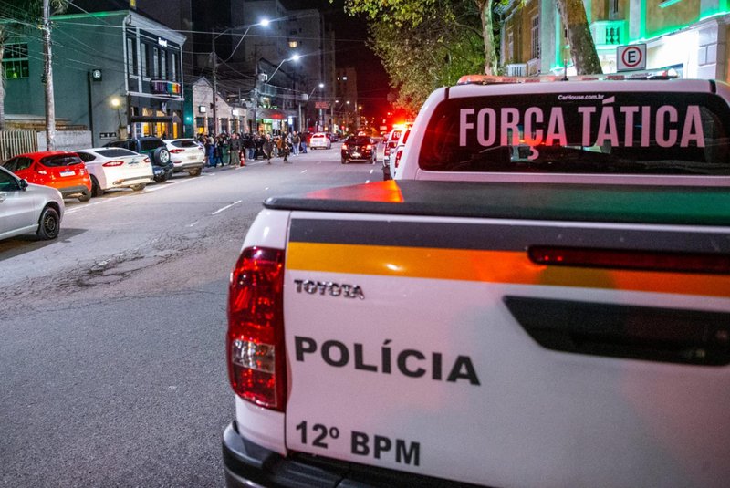 A Brigada Militar realizou, pela terceira semana seguida, uma operação policial no Largo da Estação Férrea, em Caxias do Sul. A atividade policial no último sábado (24) teve mais uma vez o objetivo de impedir atividades ilegais no local, além de garantir mais segurança aos moradores da região. Desta vez, 128 pessoas e 38 veículos foram abordados, sendo que sete automóveis foram autuados e dois recolhidos ao pátio da BM.<!-- NICAID(15465846) -->