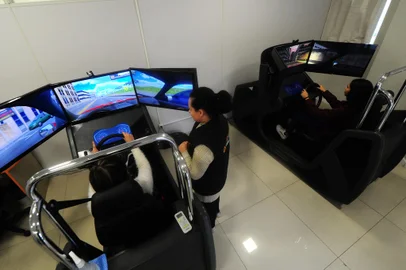 CAXIAS DO SUL, RS, BRASIL, 11/10/2022. As aulas no simulador não são mais obrigatórias e já está mais barato para fazer a CNH. CFCs seguirão usando o equipamento para alunos que tenham interesse. Na foto, CFC São Cristõvão, Maria Eduarda Melo Oliveira, 19 anos, tendo aula no simulador de direção. (Porthus Junior/Agência RBS)<!-- NICAID(15233187) -->