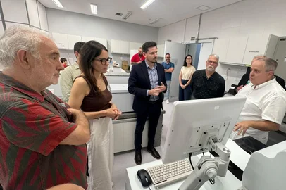 Porto Alegre, 19 de dezembro de 2025.Equipamento adquirido com emenda da deputada Any Ortiz permite identificação precoce de doenças neurodegenerativas, passo importante para o tratamento<!-- NICAID(16191325) -->