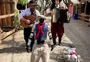 Acampamento Farroupilha recebe robô humanoide pilchado e cão-robô em passeio inusitado; confira o vídeo