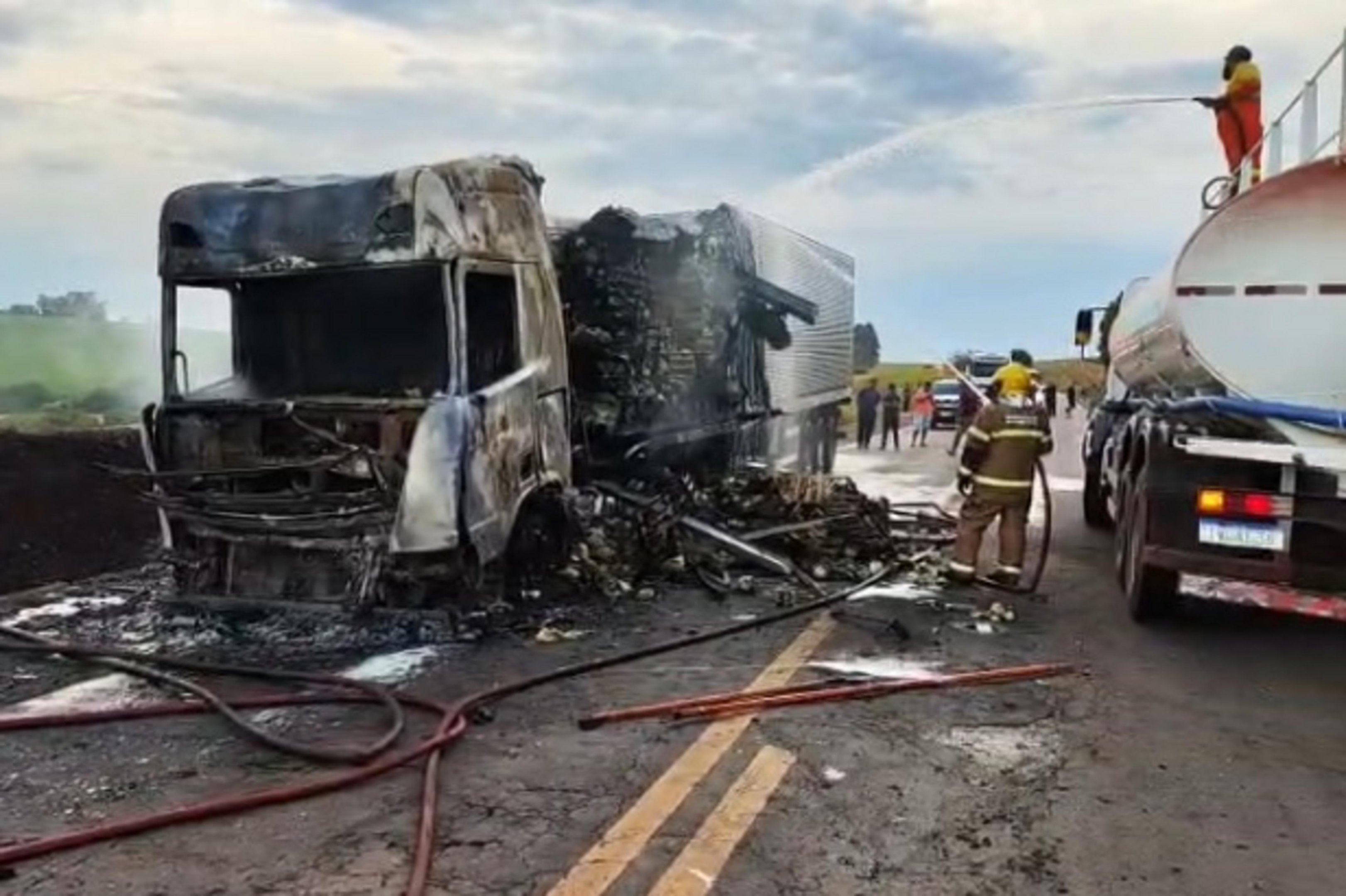 Inc&ecirc;ndio em caminh&atilde;o carregado de a&ccedil;&uacute;car bloqueia BR-285 em Passo Fundo