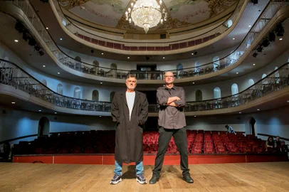 Werner Schünemann e Bob Bahlis no palco do Theatro São Pedro.<!-- NICAID(15476579) -->