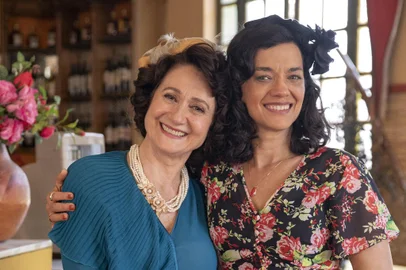Cândida (Zezé Polessa) e Verônica (Ana Cecília Costa). amor perfeito<!-- NICAID(15535434) -->
