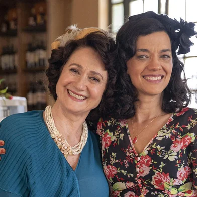Cândida (Zezé Polessa) e Verônica (Ana Cecília Costa). amor perfeito<!-- NICAID(15535434) -->