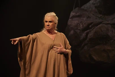 Alê Catan / Divulgação A atriz Vera Holtz na peça Ficções.<!-- NICAID(15588885) -->