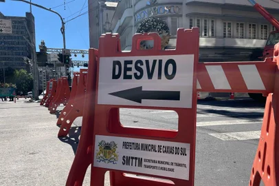 O sol e o clima agradável deste final de semana favorecem a realização de eventos em Caxias do Sul e que alteram o trânsito  ainda neste sábado (25).  A realização do Grande Espetáculo de Natal em frente à Praça Dante Alighieri bloqueia a circulação de veículos na Rua Sinimbu, a partir da Rua Visconde de Pelotas até a Marquês do Herval. <!-- NICAID(15608588) -->