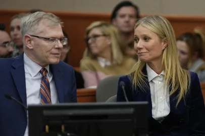 Actress Gwyneth Paltrow On Trial For Ski AccidentPARK CITY, UTAH - MARCH 30: Actor Gwyneth Paltrow and attorney Steve Owens react as the verdict is read in her civil trial over a collision with another skier on March 30, 2023, in Park City, Utah. The jury found retired optometrist Terry Sanderson "100 percent" at fault in the mishap that occurred during a run at Deer Valley Resort in Park City, Utah in 2016. Paltrow was awarded the $1 for which she had countersued.   Rick Bowmer-Pool/Getty Images/AFP (Photo by POOL / GETTY IMAGES NORTH AMERICA / Getty Images via AFP)Editoria: ACELocal: PARK CITYIndexador: POOLSecao: celebrityFonte: GETTY IMAGES NORTH AMERICAFotógrafo: CONTRIBUTOR<!-- NICAID(15390744) -->