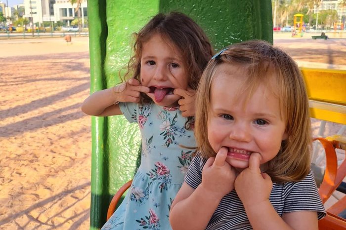 Lara, 4, e Nina, 2, são estudantes da escola há dois anos e 10 meses, respectivamente
