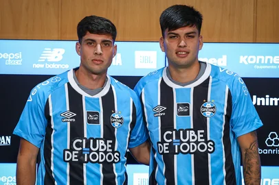 RS - FUTEBOL/APRESENTACAO GREMIO  - ESPORTES - Diretor de futebol Rafael Lima apresenta os atletas Juan Nardoni e Leo Perez como novos reforÃ§os do Gremio para a temporada 2026. FOTO: LUCAS UEBEL/GREMIO FBPA<!-- NICAID(16225472) -->