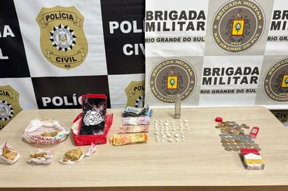 Operação contra o tráfico de drogas prende seis homens e apreende um adolescente em FarroupilhaOs cães da Brigada Militar localizaram 248g de crack que estavam enterrados. Com um homem preso em flagrante e o adolescente apreendido, foram encontrados 14g de cocaína e R$ 82.<!-- NICAID(16077415) -->