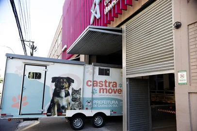 A unidade Castramóvel, da prefeitura de Caxias do Sul, foi entregue ao Centro Universitário da Serra Gaúcha (FSG) nesta quarta-feira (17). A instituição venceu a concessão e passará a administrar as castrações gratuitas do município por cinco anos. A data de início do serviço ainda não foi definida devido questões burocráticas. <!-- NICAID(16308763) -->
