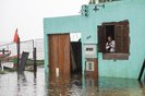 RIO GRANDE, RS, BRASIL, 08.05.2024: Água da lagoa dos patos já invade parte da rua Padre Feijó, no bairro Cidade Nova, em Rio Grande.FOTO: DUDA FORTES, AGÊNCIA RBS<!-- NICAID(15758467) -->