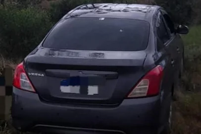 Homem e mulher são mortos a tiros em CidreiraUm homem de 47 anos e uma adolescente de 17 anos foram encontrados mortos na manhã desta terça-feira (17) em Cidreira, no Litoral Norte. Os corpos apresentavam marcas de tiros e estavam ao lado de um veículo Nissan Versa, com placas de São Leopoldo, estacionado às margens da Estrada da Fortaleza. <!-- NICAID(16061581) -->