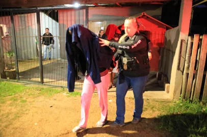 PORTO ALEGRE, RS, BRASIL, 27/05/2025- Polícia Civil realiza a Operação Frater Malus (irmão mau, em latim), que apura morte de adolescente de 17 anos. A irmã dele havia arquitetado matar a mãe e o padrasto, mas ele estava em casa e foi assassinado. Foto: Ronaldo Bernardi / Agencia RBS<!-- NICAID(16046436) -->
