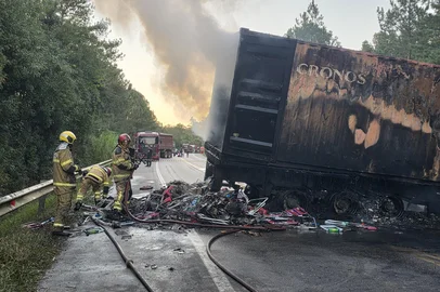 Acidente entre caminhões deixa um morto e bloqueia a BR-392 entre Pelotas e Canguçu<!-- NICAID(16275312) -->